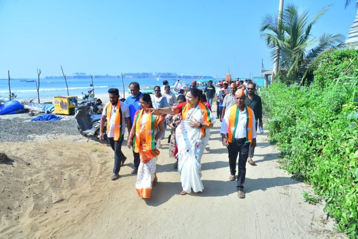 मालवण दांडी येथे डोअर टू डोअर प्रचार करण्यासाठी जाताना भाजप उमेदवार शिल्पा खोत संमेश परब अन्वेषा आचरेकर व इतर