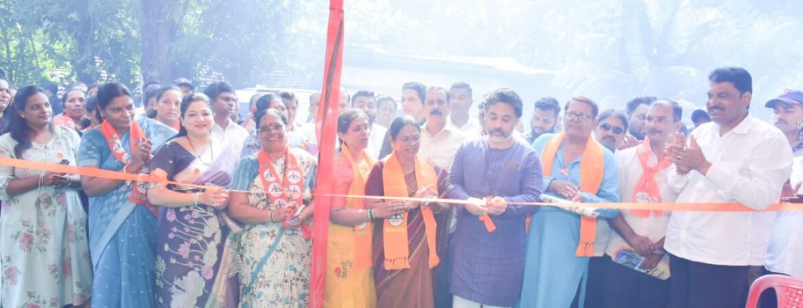 मालवण नगरपालिका प्रभाग ८ मधील शिवसेना प्रचार कार्यालयाचे उदघाटन करताना आमदार निलेश राणे सोबत दत्ता सामंत