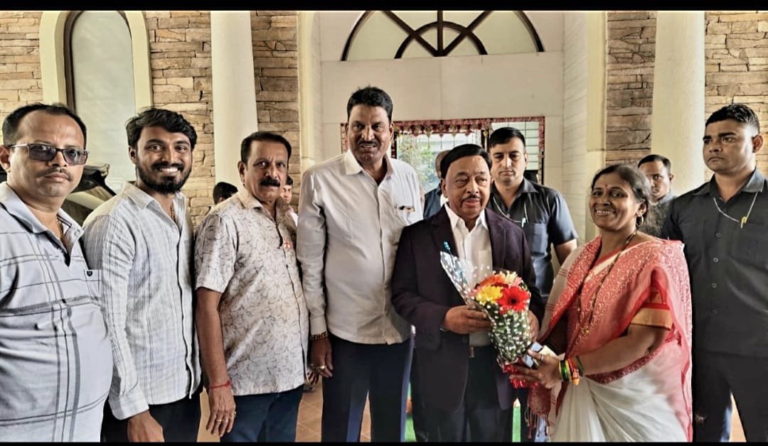 शिवसेना नगराध्यक्षा उमेदवार सौ. ममता वराडकर यांनी माजी मुख्यमंत्री खासदार नारायण राणे, सौं. निलमताई राणे यांची भेट घेऊन घेतलेआशीर्वाद