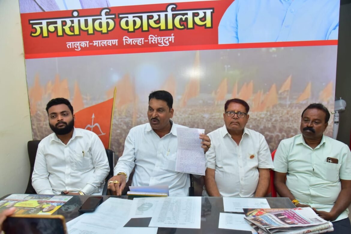 मालवण येथे पत्रकार परिषदेत बोलताना दत्ता सामंत सोबत सुनील घाडीगावकर, संग्राम साळसकर