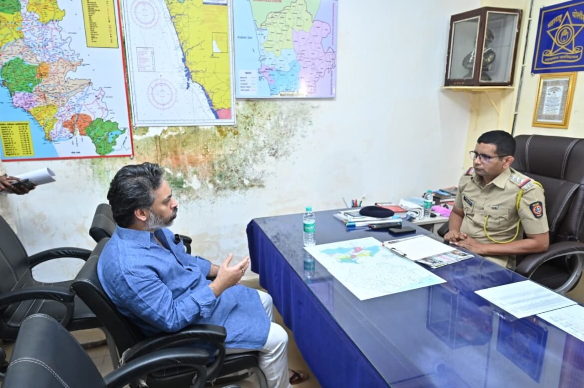 मालवण नगरपालिकेत नगरपालिका निवडणुकीचे निवडणूक निर्णय अधिकारी सूर्यकांत पाटील व मालवणचे पोलीस निरीक्षक मारुती जगताप यांची भेट घेऊन चर्चा*