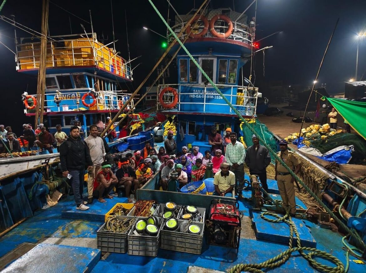 गोवा येथील दोन एल.ई.डी. नौकांवर मालवण किनारपट्टीवर कारवाई