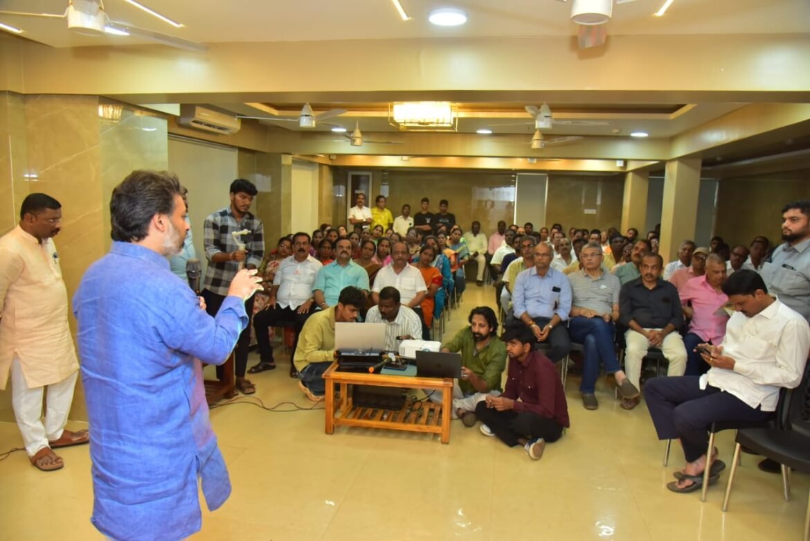 मालवणच्या विकासाचा अष्टसूत्री संकल्प या व्हिजन डॉक्युमेंटचे आमदार निलेश राणे यांच्याकडून सादरीकरण