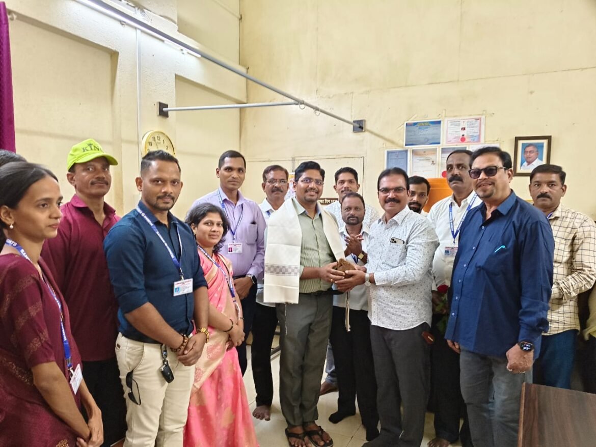 ह्यूमन राईट असोसिएशन फॉर प्रोटेक्शन कणकवली तालुका संघटनेच्या वतीने आंतरराष्ट्रीय मानवाधिकार दिनाचे औचित्य साधून कणकवली उपजिल्हा रुग्णालयाचे डाॅ.धनंजय रासम यांचा संघटनेच्या वतीने कार्याचा गौरव