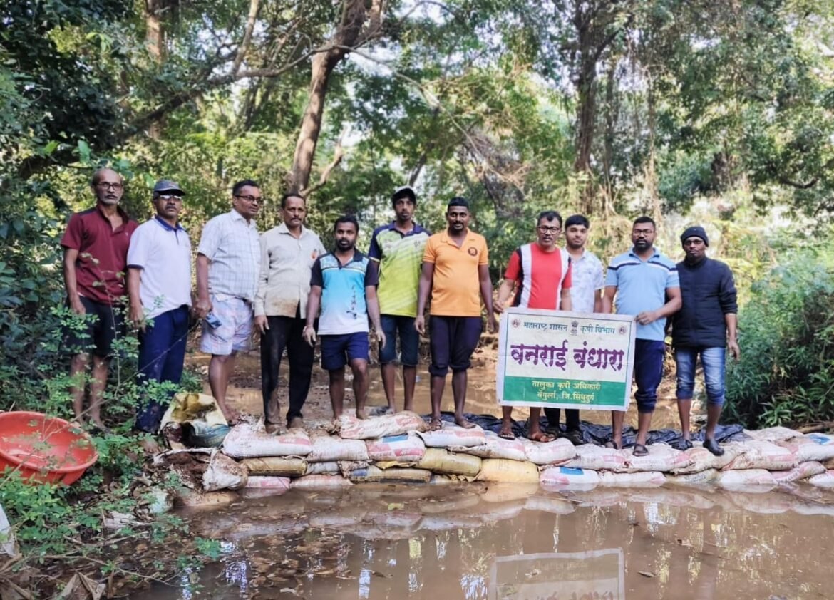 कणकेवाडी येथे श्रमदानातून बंधारा