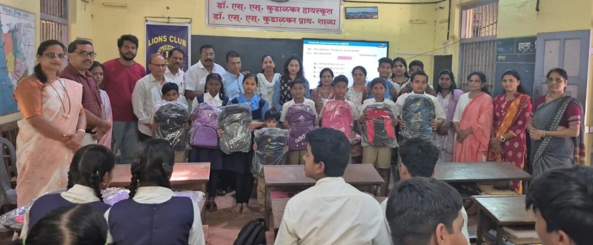 कुडाळकर हायस्कुलच्या मुलांना दप्तर वाटप