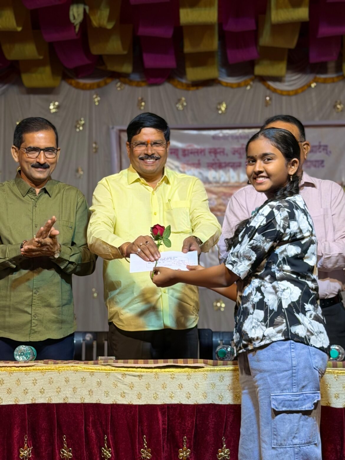 शिवसेना उपनेते श्री. संजयजी आग्रे यांच्या हस्ते फोंडाघाट येथील न्यू इंग्लिश स्कूल व ज्युनिअर कॉलेजच्या वार्षिक स्नेहसंमेलनातील पारितोषिक वितरण उत्साहात संपन्न