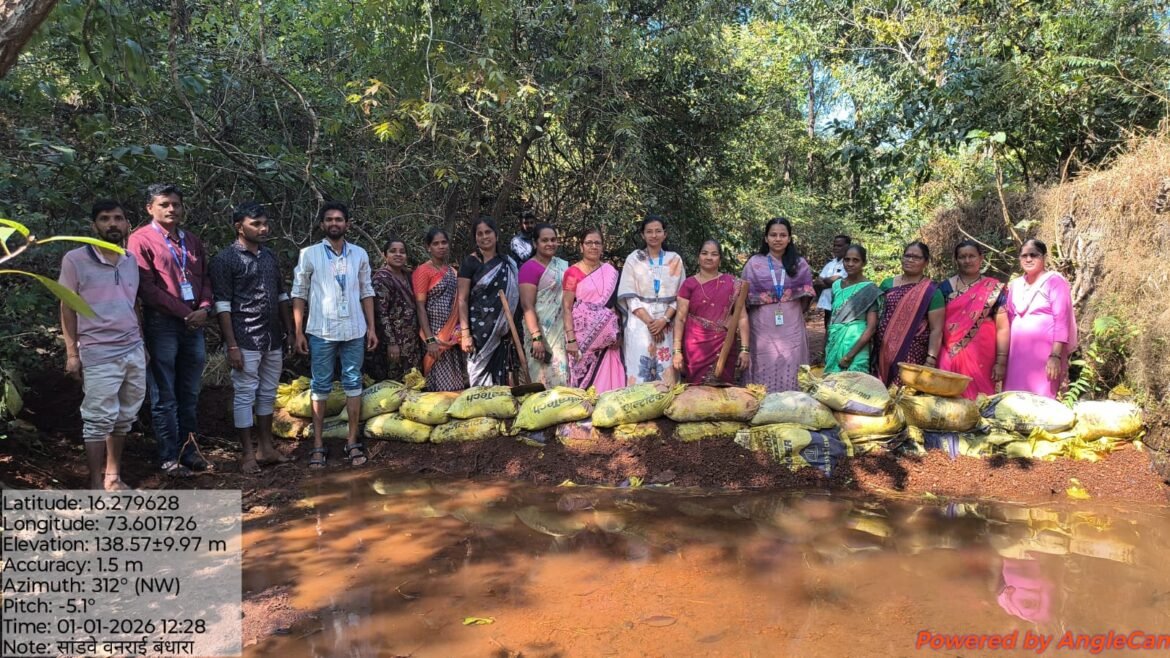 सांडवे येथे आंतरराष्ट्रीय महिला शेतकरी वर्षानिमित्त वनराई बंधारा