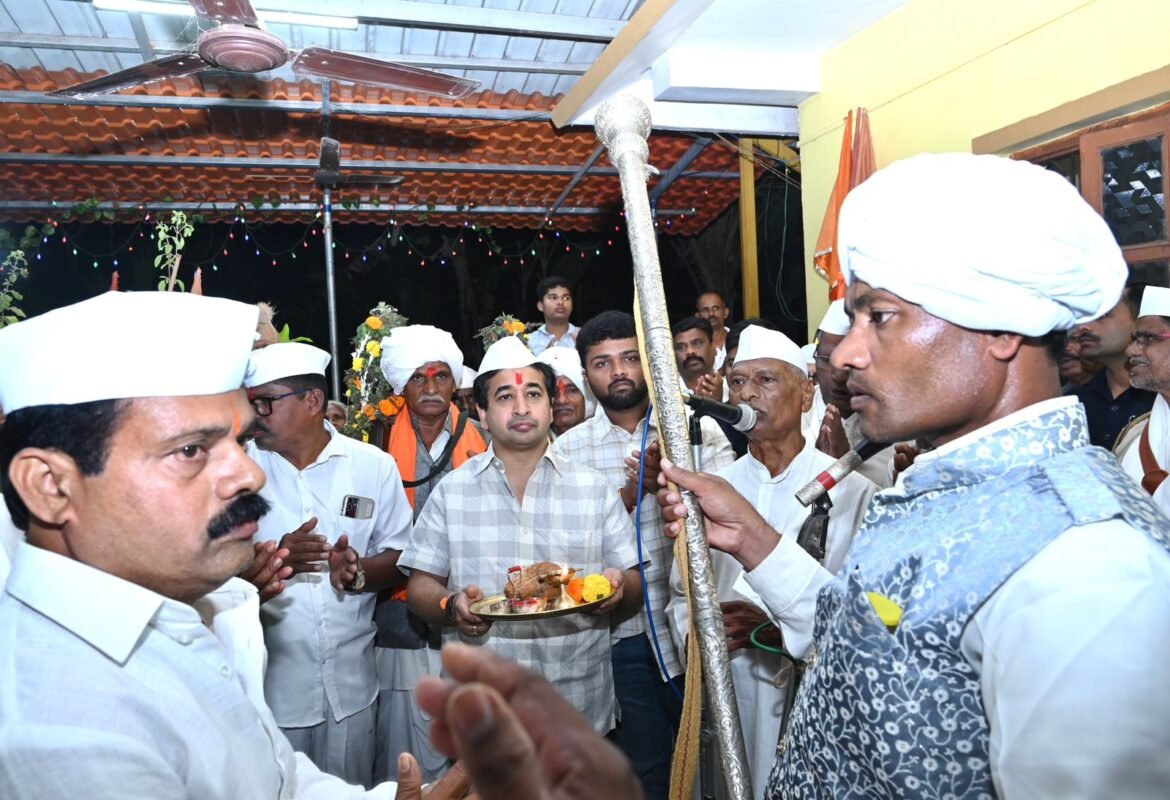 विठ्ठल नामात एकरूप होत पालकमंत्री नितेश राणे पायी वारीत सहभागी