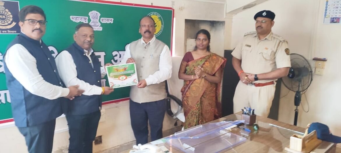 अणसूर पाल हायस्कूलचा वनिकरण विभागातर्फे सन्मान