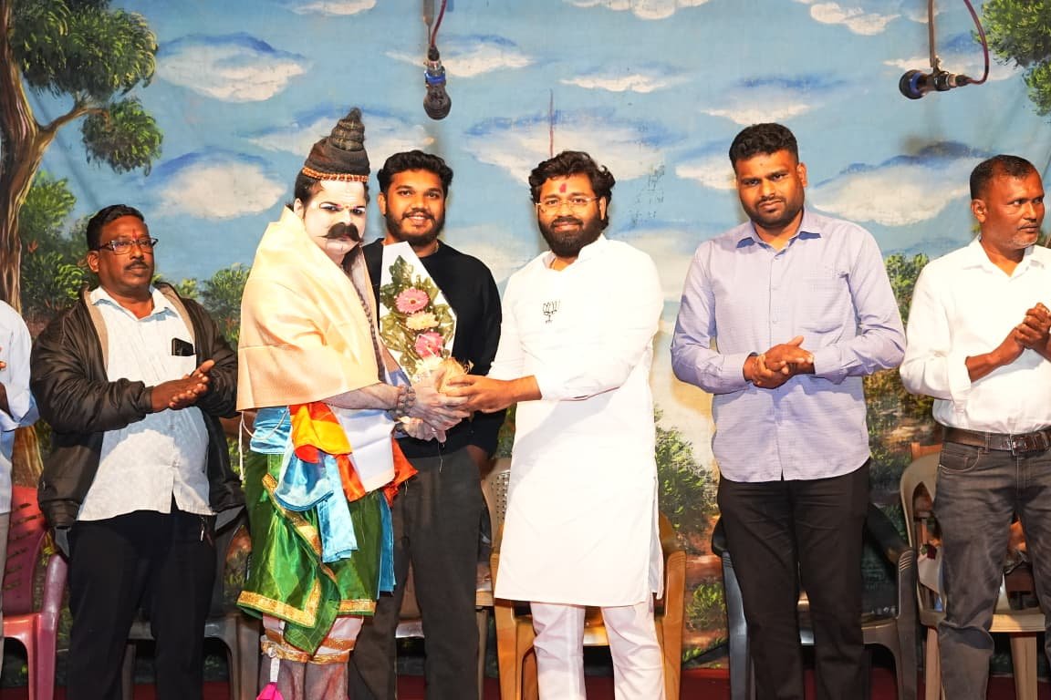 भाजप धडाडीचे युवा नेते विशाल परब याच्या प्रमुख उपस्थितीत कारिवडे येथे ‘दख्खनचा राजा जोतिबा’ दशावतारी नाटकाचा प्रयोग संपन्न.!