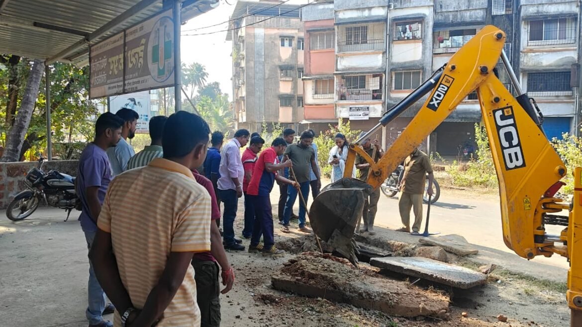 कणकवली बांधकारवाडी परिसरातील तुंबल्याने गटारांची साफसफाई