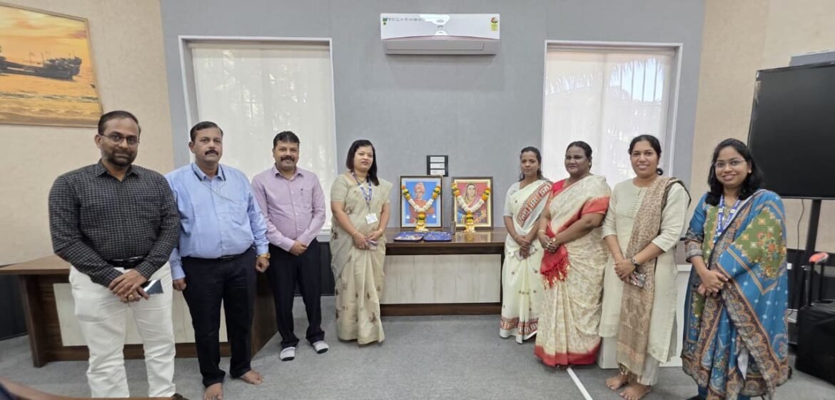 राजमाता_जिजाऊ_मॉंसाहेब व स्वामी _विवेकानंद यांच्या जयंतीनिमित्त जिल्हाधिकारी कार्यालयात अभिवादनाचा कार्यक्रम संपन्न