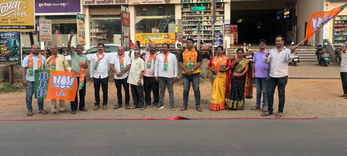 भाजप व शिंदे शिवसेनेच्या कार्यकर्त्यांनी फटाके वाजवून जल्लोष साजरा