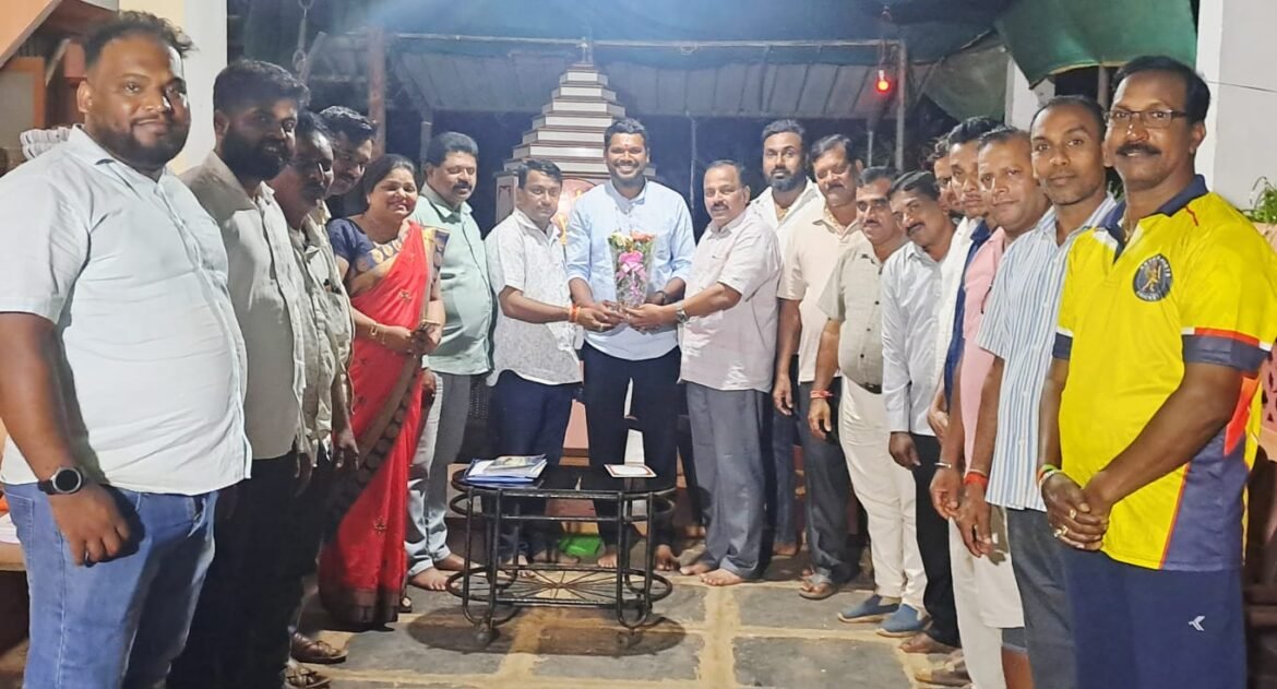 आसोली पंचायत समिती मतदार संघातुन भाजपा चे बिनविरोध निवडून आलेले संकेत धुरी यांचा भाजपा वेंगुर्लेच्या वतीने सत्कार