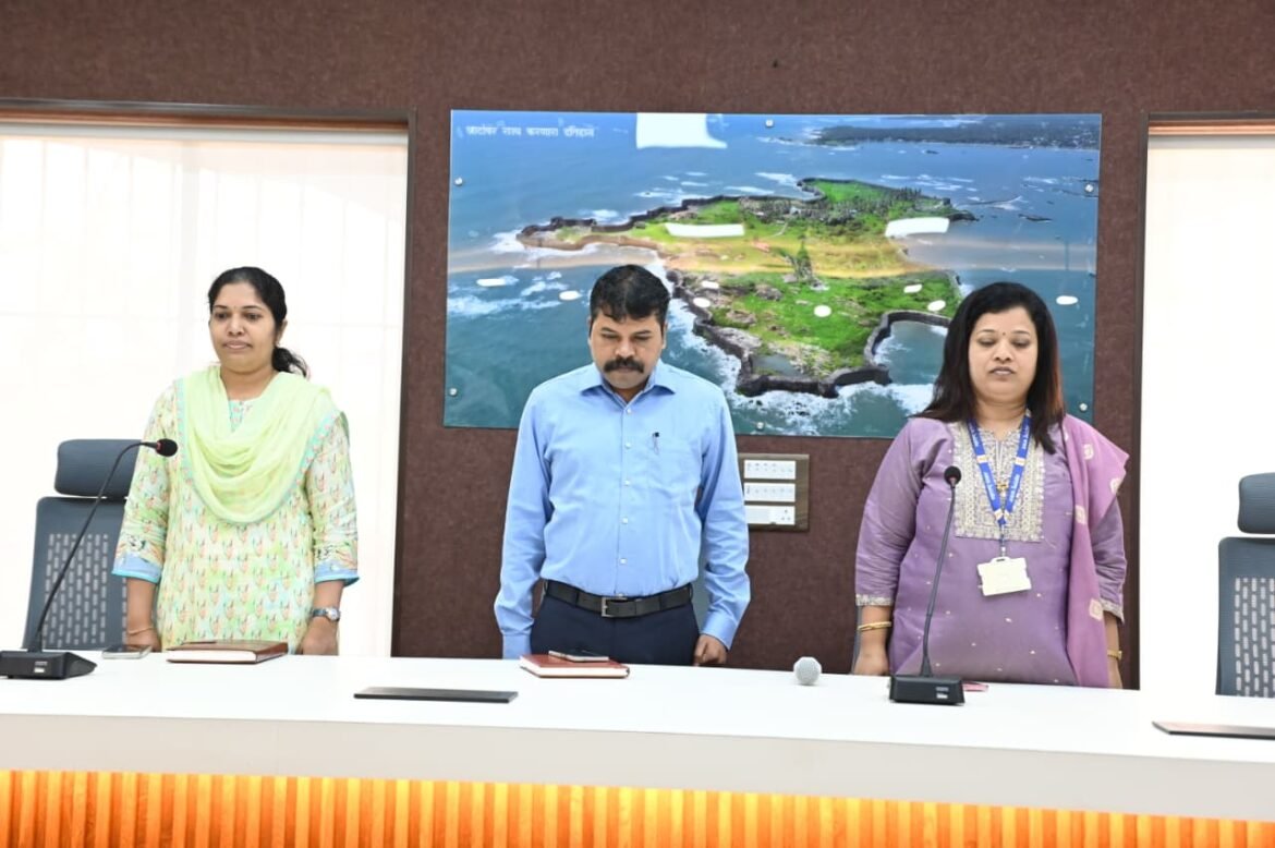 हुतात्म्यांच्या स्मरणार्थ आदरांजली