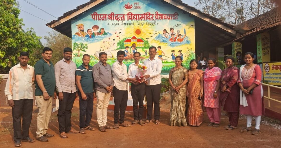 जिल्ह्यात प्रथम क्रमांक मिळाल्याबद्दल पीएमश्री दत्त विद्या मंदिरच्या शिक्षकांचा सत्कार