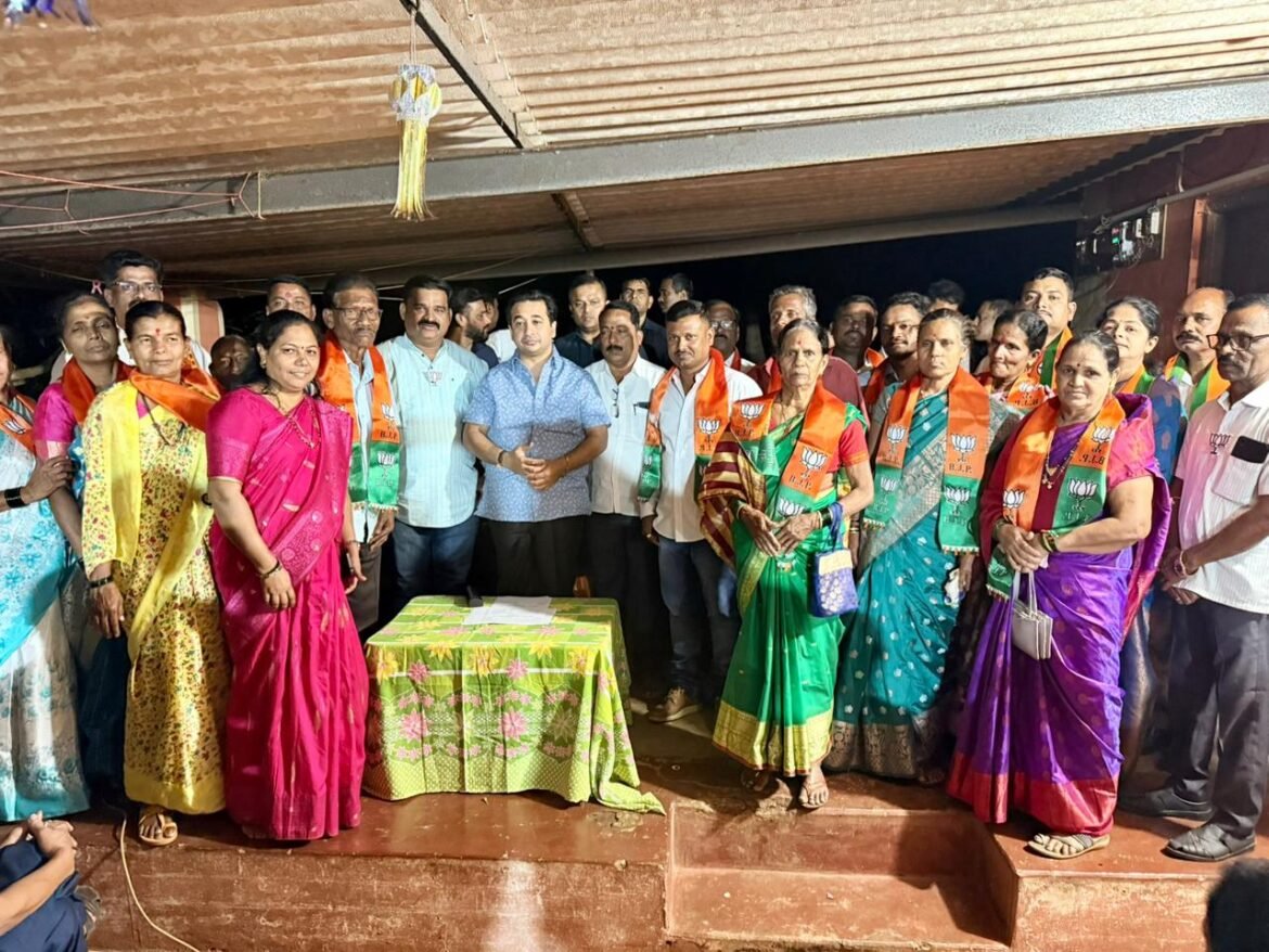 खारेपाटणमध्ये ‘उबाठा’ला खिंडार! साळीस्ते आणि शेर्पे गावातील दोन शाखाप्रमुखांसह शेकडो कार्यकर्त्यांचा भाजपमध्ये जाहीर प्रवेश