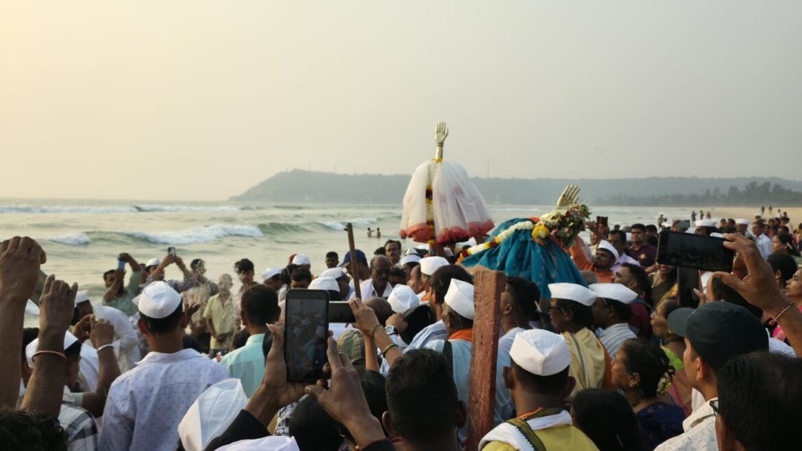 *सोमवतीनिमित्त उपवडेच्या ग्रामदेवतेचे सागरे·ार किनारी तीर्थस्नान*