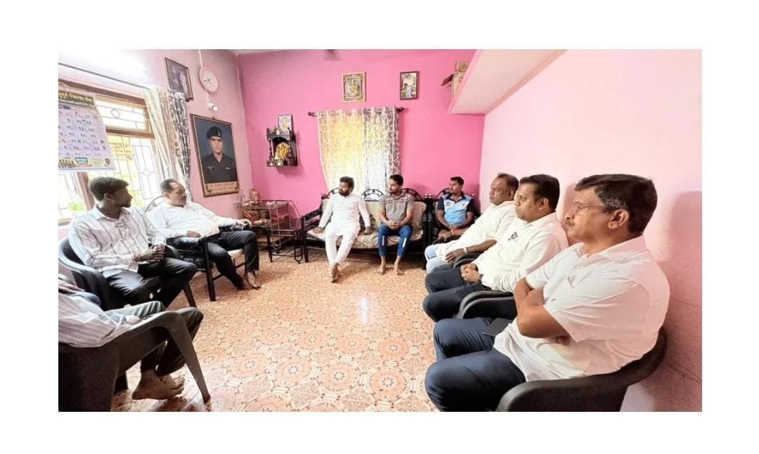 भाजपचे जेष्ठ नेते रमेश दळवी यांच्या निधनानंतर भाजप युवा नेते विशाल परब यांची कुटुंबीयांना सांत्वनपर भेट