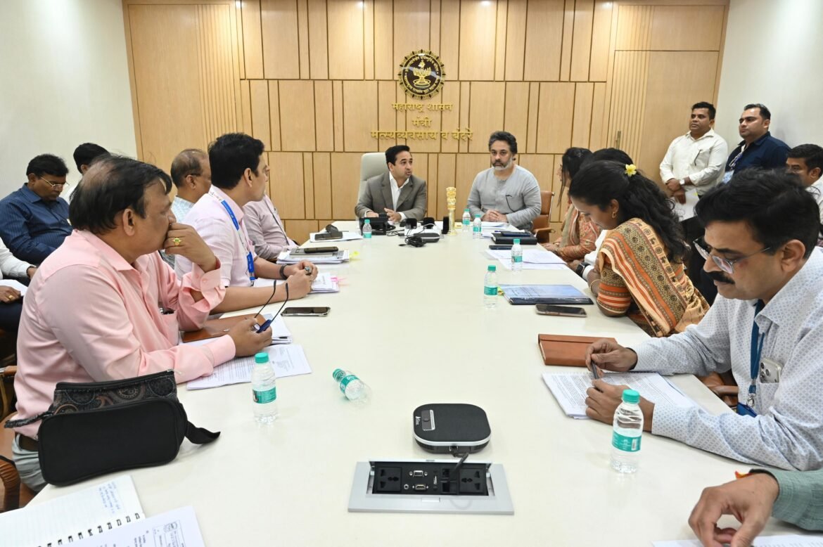 मालवण सीआरझेड प्रकरणी टोकाची भूमिका नको; पालकमंत्री नितेश राणे यांच्या प्रशासनाला सूचना