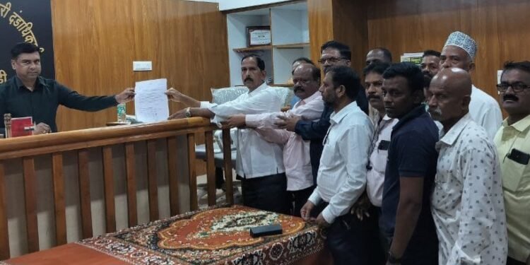 वैभववाडीतील काजू बागायतदारांना निसर्गाचा मोठा फटका