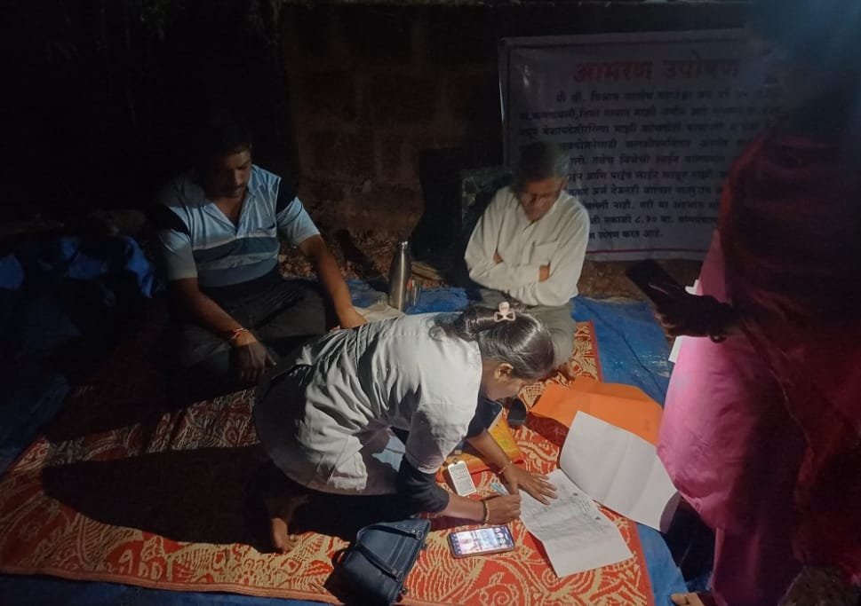 तिवरे ग्रामपंचायत समोर विश्राम म्हाडेश्वर – वैभव म्हाडेश्वर यांचे उपोषण