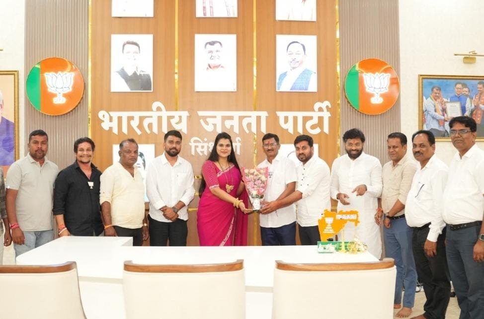 दोडामार्गात महायुतीचा दणदणीत विजय; विजयी उमेदवारांची विशाल परब यांना सदिच्छा भेट..