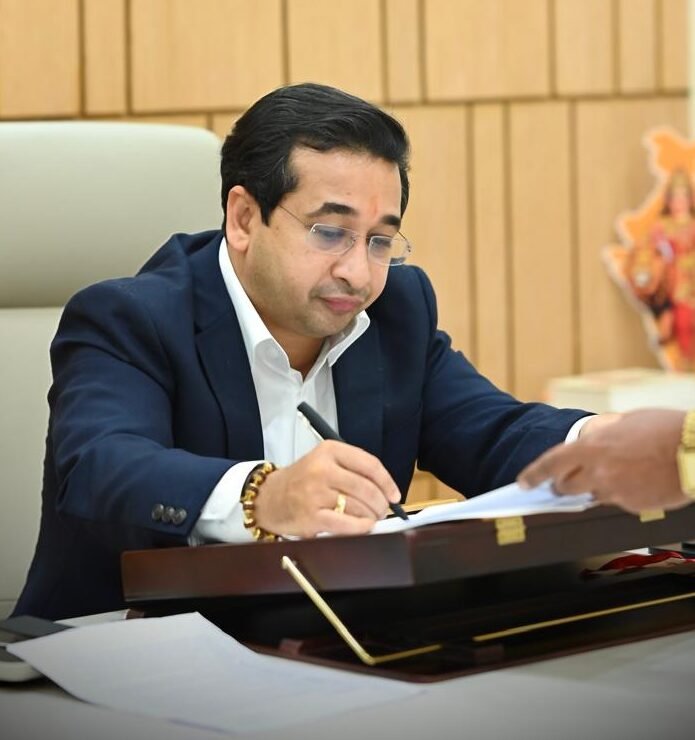 आंबा-काजू शेतकऱ्यांना मदत देण्याच्या दृष्टिकोनातून सरकारचे काम सुरू; मंत्री नितेश राणे