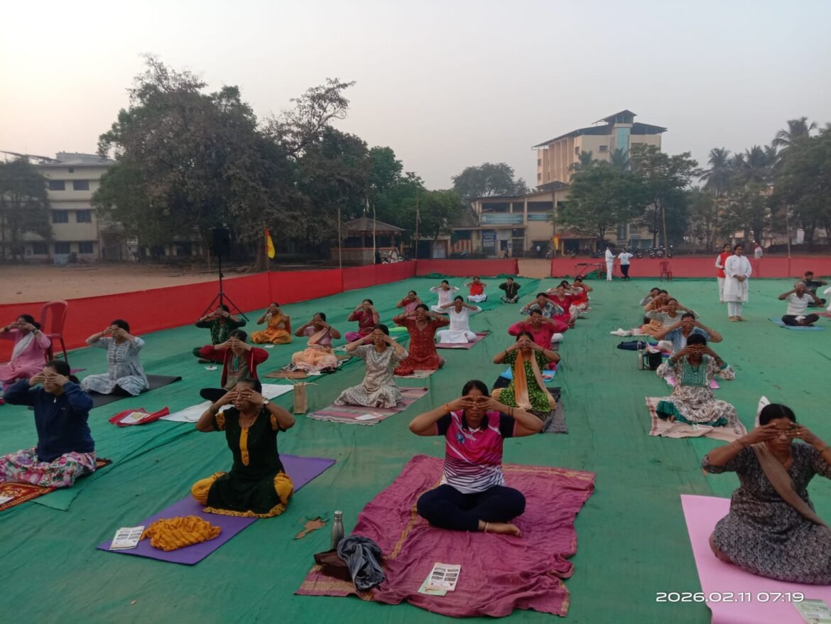 पतंजली योग समिती कणकवली सिंधुदुर्ग यांच्यावतीने कॉलेज कणकवलीच्या मैदानावर भव्य निःशुल्क संयुक्त योगोपचार शिबिराचे आयोजन