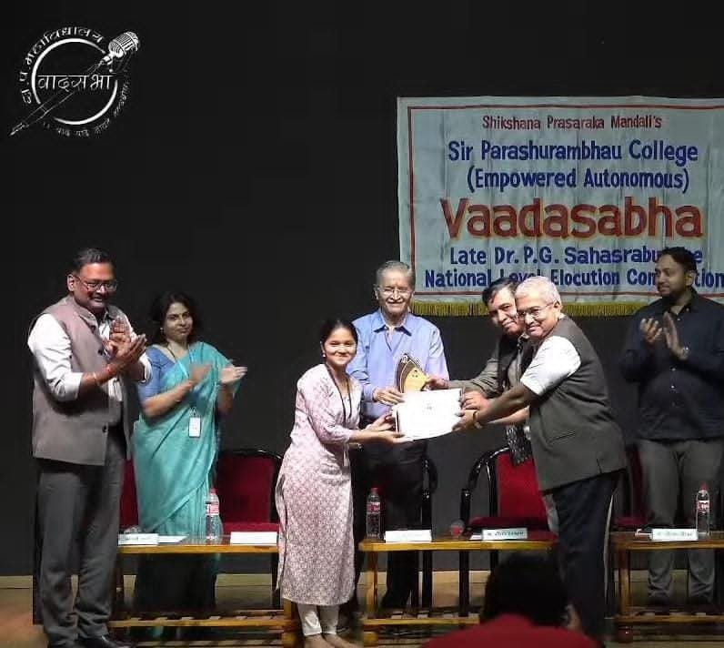 राष्ट्रीय वक्तृत्व स्पर्धेत मैत्रेयी आपटे प्रथम