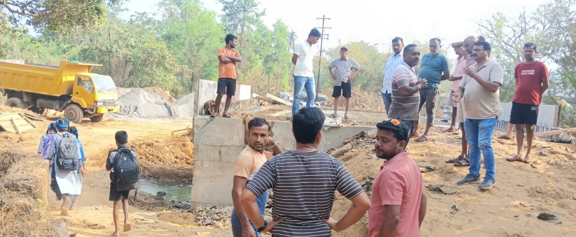 इन्सुली कोठावळे बांध येथील नवीन पुलाचे काम सुरू असताना डंपरची पुलाला धडक . सुदैवाने काही नुकसान नाही.इन्सुली जिल्हा परिषद सदस्य नितीन राऊळ आक्रमक