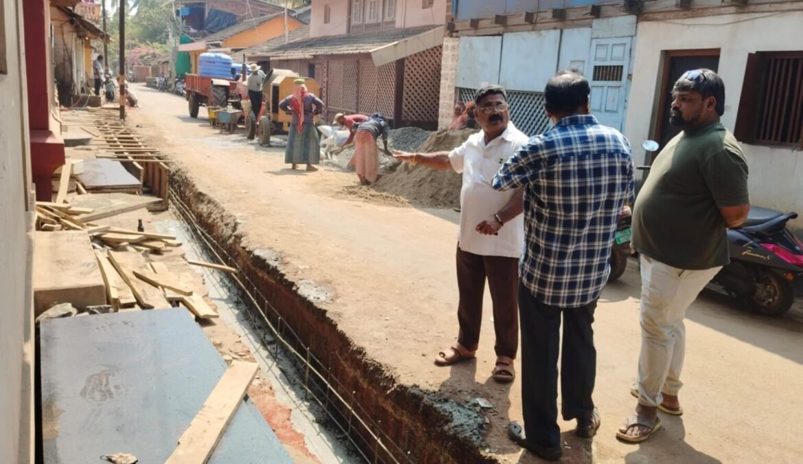 बांधकाम सभापती सहदेव बापर्डेकर यांच्याकडून विकास कामांची पाहणी.