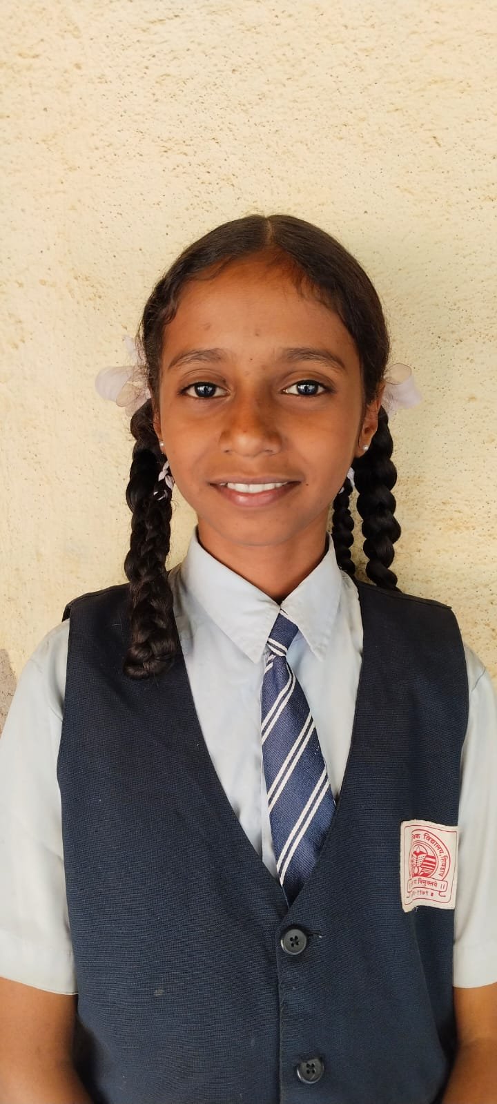 निबंध स्पर्धेत शिवडाव माध्यमिक विद्यालय शिवडाव प्रशालेची खुशी करंगुटकर द्वितीय