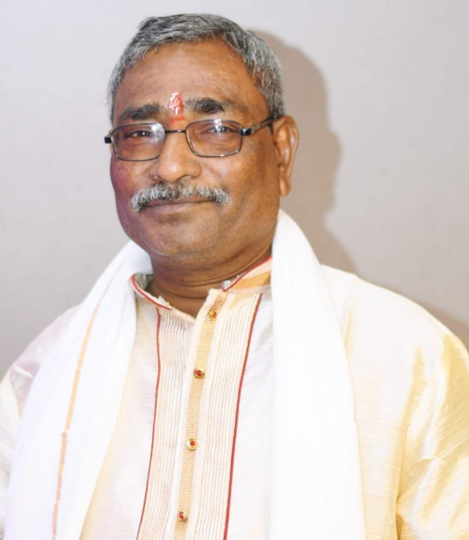 पितृकर्तव्य पार पाडत लेकीने दिला मुखाग्नी ; समाजातील रूढी-परंपरांना दिला छेद