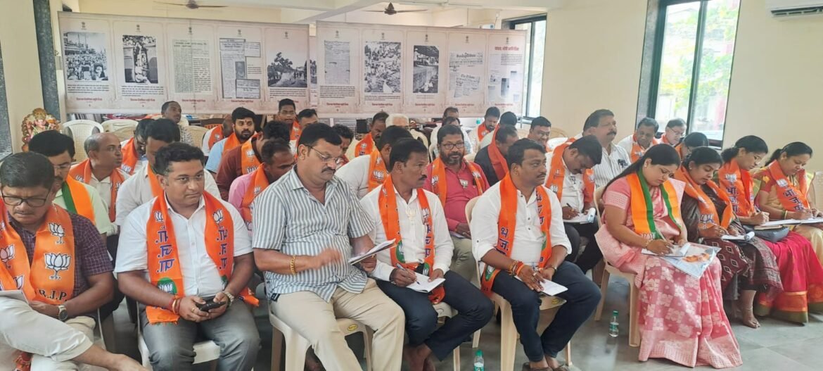 महाराष्ट्राचे पहिले मुख्यमंत्री दिवंगत यशवंतराव चव्हाण यांना अभिवादन