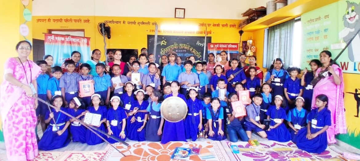 विद्यार्थ्यांनी हाताळली शिवकालीन हत्यारे