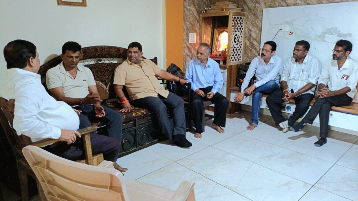 सुशांत दळवी कुटुंबियांचे मा.आ. वैभव नाईक, परशुराम उपरकर यांनी केले सांत्वन