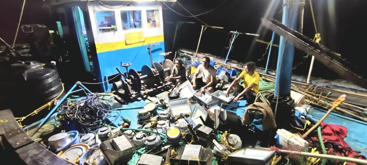 देवबाग समुद्रात एलईडी लाईट्स ने मासेमारी करणाऱ्या नौकेवर सिंधुदुर्ग मत्स्य विभागाची धडक कारवाई