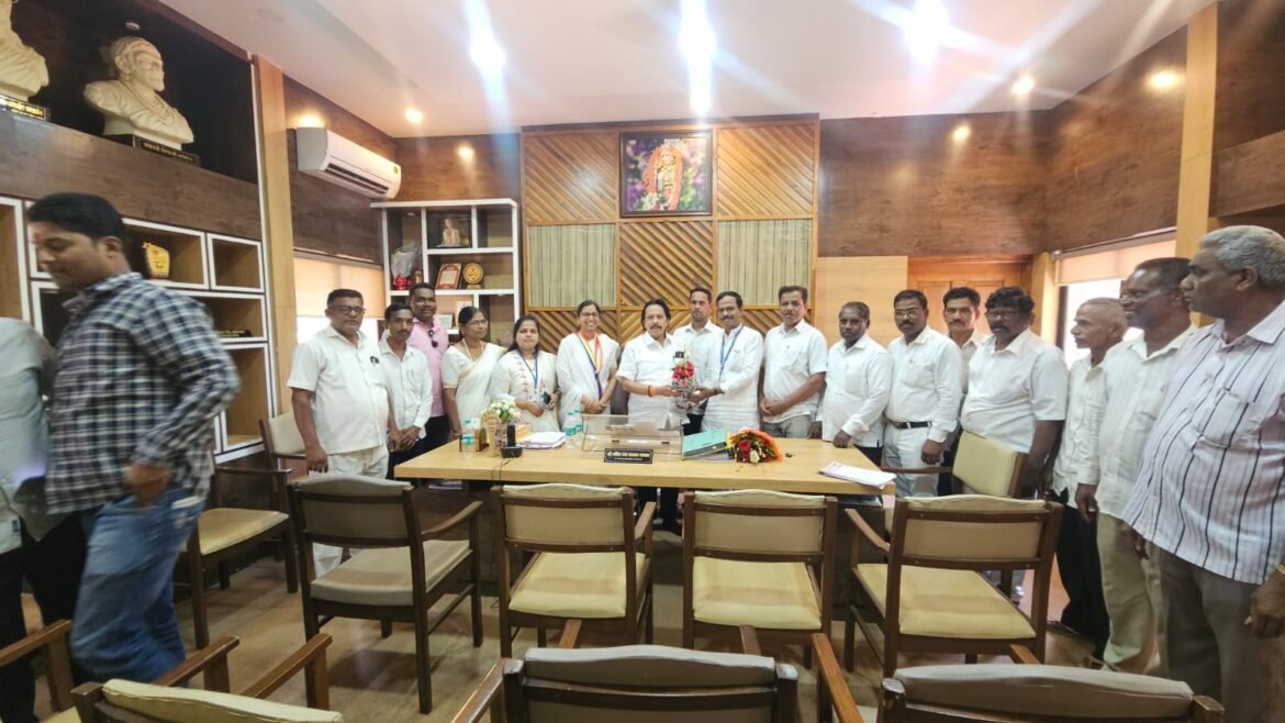 आंबेडकर भवनासाठी रस्ता व प्रसाधनगृहाची मागणी