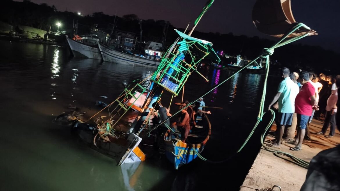 देवगडमध्ये नौका बुडाली