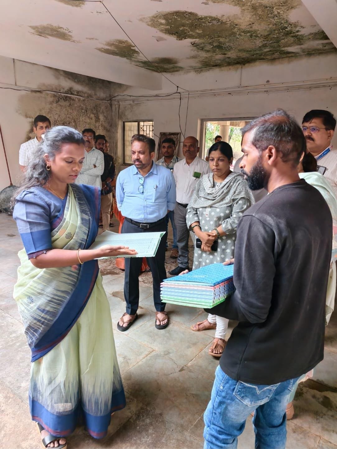 जिल्हाधिकारी तृप्ती धोडमिसे यांनी दिली प्राणी जन्म नियंत्रण केंद्राला भेट