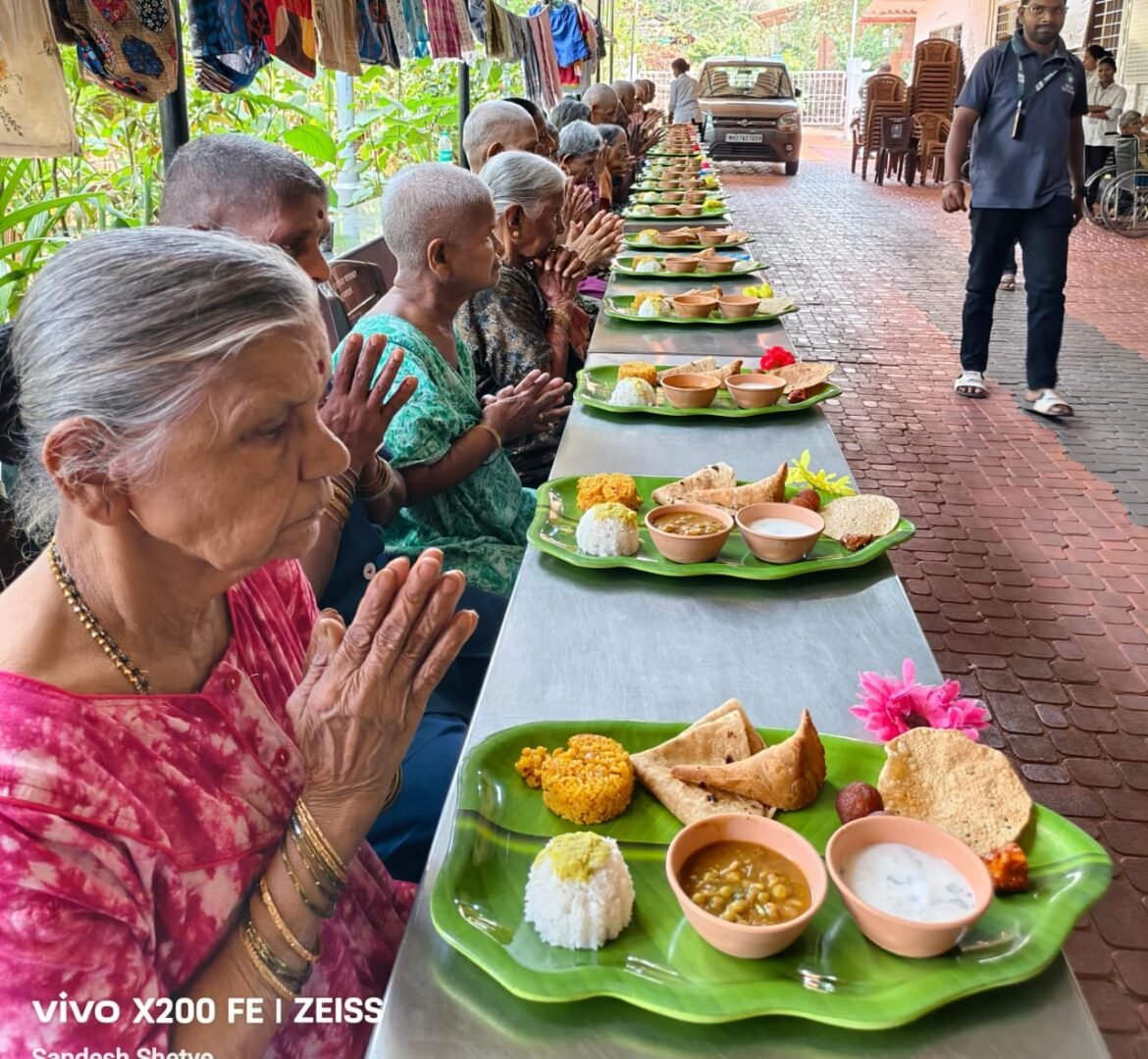 निलेशजी राणे साहेब यांच्या वाढदिवसानिमित्त दिविजा वृद्धाश्रम असलदे येथे शिवसेना उपजिल्हाप्रमुख शरदजी वायंगणकर यांच्यावतीने अन्नदान