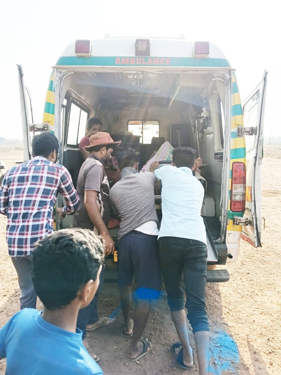 108 रूग्णवाहिकेतच गर्भवती महिलेची केली प्रसुती