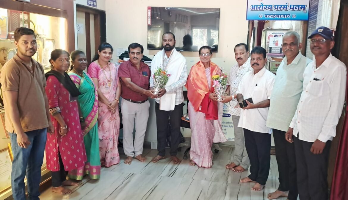भाजपा च्या माध्यमातून परुळेबाजार सरपंच प्रणीती आंबलपाडकर व उपसरपंच संजय दुधवडकर यांचा सन्मान