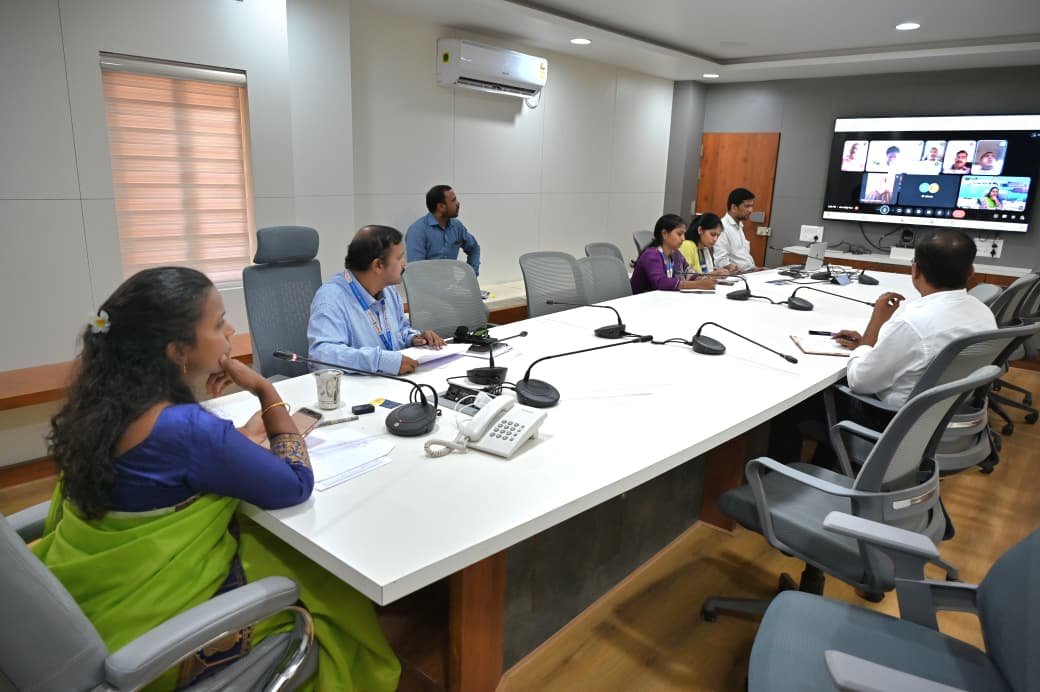 जिल्हाधिकाऱ्यांनी घेतला इंधन पुरवठ्याचा आढावा