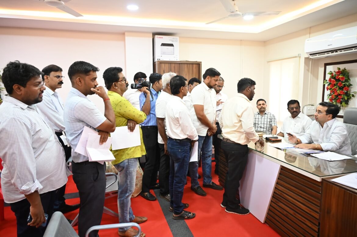 _पालकमंत्री संपर्क कार्यालयात नागरिकांशी थेट संवाद_