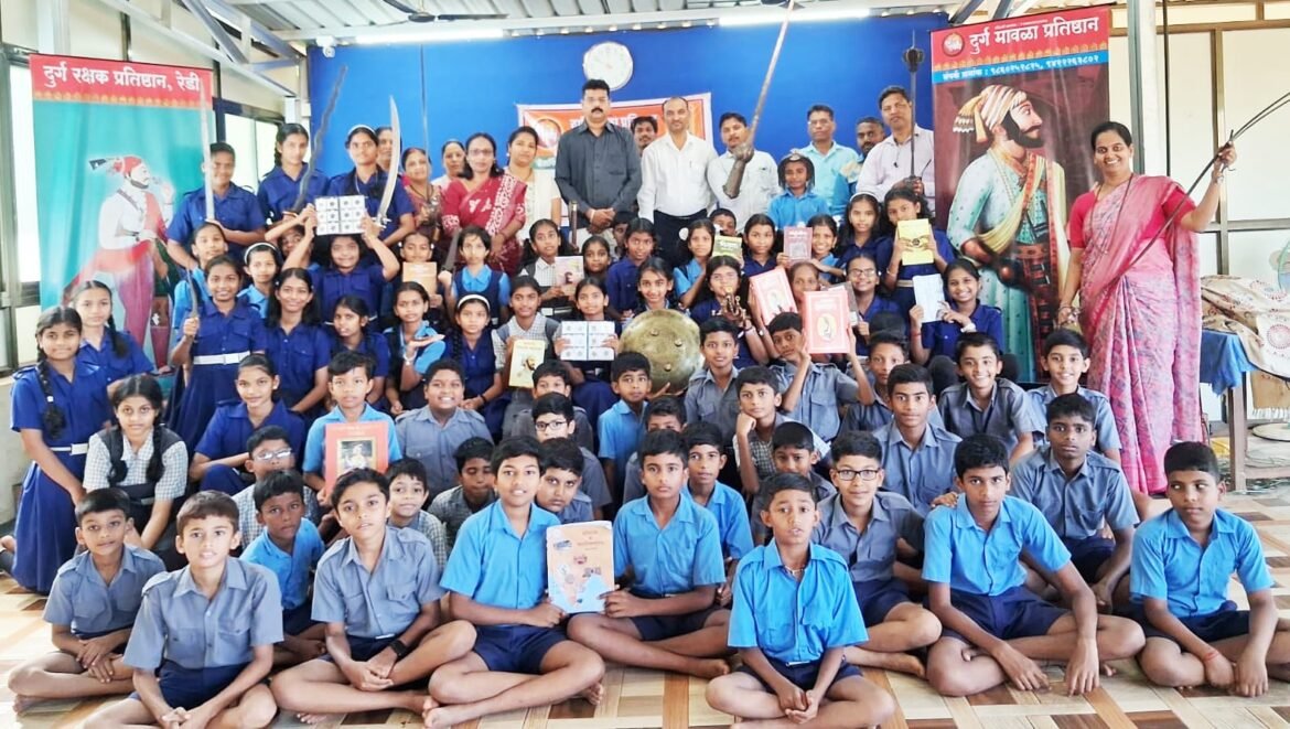 विद्यार्थ्यांनी जाणून घेतली इतिहासाची साधने