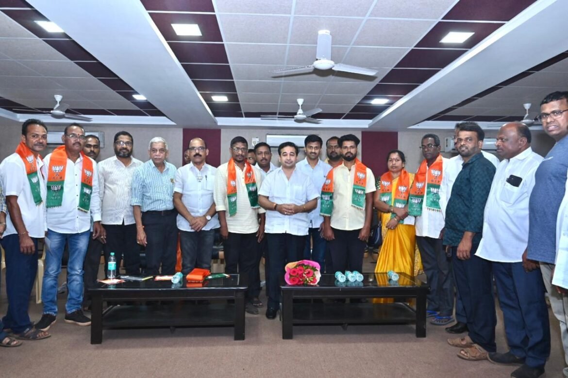 पडेलमध्ये उबाठाला खिंडार,नामदार नितेश राणे यांच्या हस्ते उबाठा कार्यकर्त्यांच्या भाजपामध्ये प्रवेश