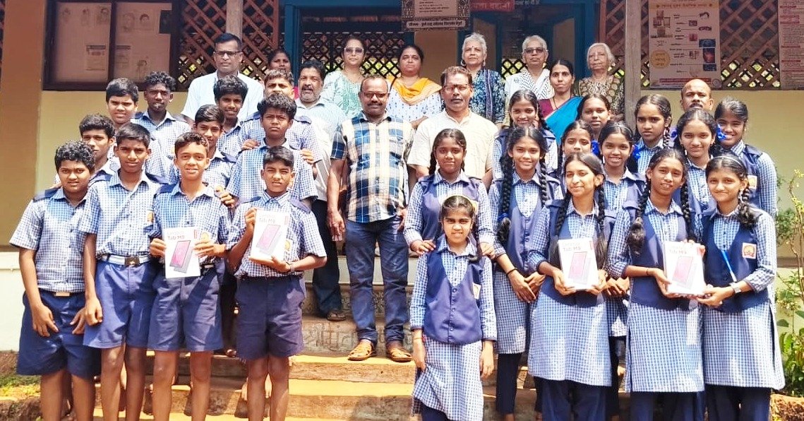 निरामय विकास संस्थेतर्फे शैक्षणिक टॅब भेट